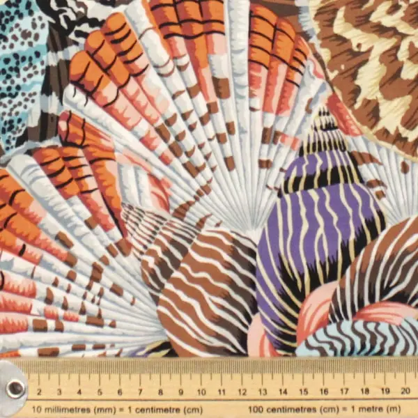 Tejido de algodón Kaffe Fassett Sailor Valentine Contrast con mariposas coral de 110cm - Detalle de la textura y escala de medida