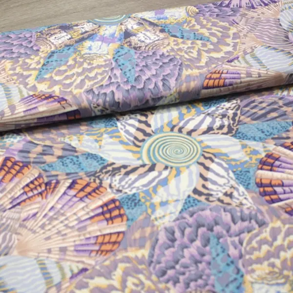 Estampado de mariposas y conchas en tela algodón Kaffe Fassett Sailor Valentine 110cm - Vista del lomo enrollado