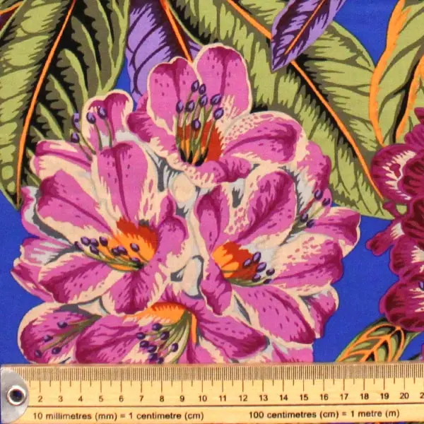 Algodón patchwork Kaffe Fassett Rhododendron Magenta con diseño floral verde de 110cm - Detalle de la textura y escala de medida