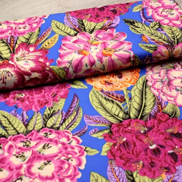Algodón patchwork Kaffe Fassett Rhododendron Magenta con diseño floral verde de 110cm - Vista del lomo enrollado