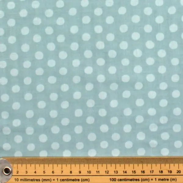 Tela de algodón Kaffe Fassett Spot Ducke con lunares azul claro sobre azul de 110cm - Detalle de la textura y escala de medida