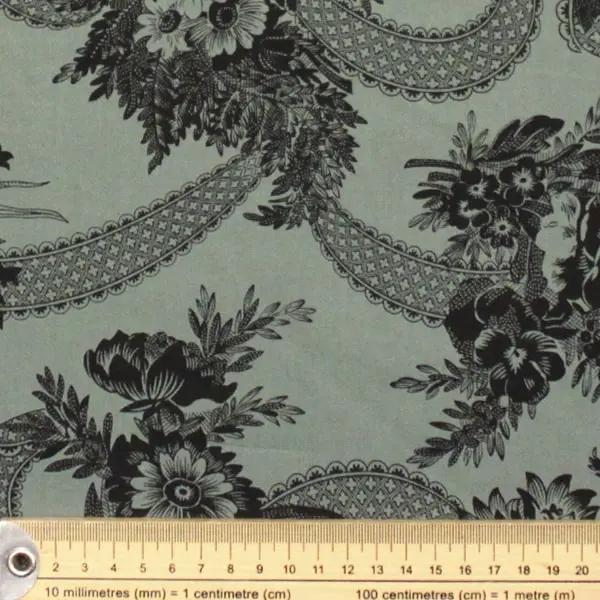 Floral Lace, Tela de Paula Barnes con fondo verde y dibujos florales en color negro  — vista 2