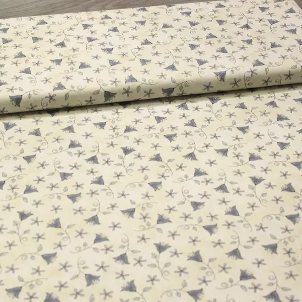 Butterflies, Tela de Henry Glass con fondo crudo estampado con flores en azul — vista 3