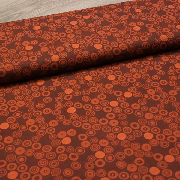 Tuercas, Tuercas en colores tierra sobre fondo marrón — vista 3