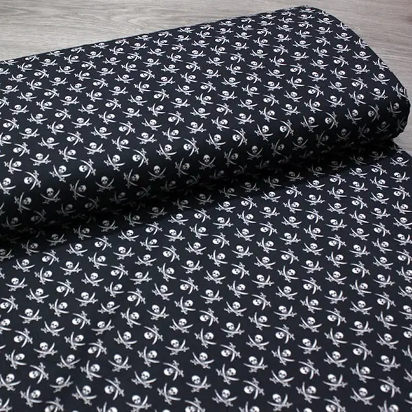 Calavera Pirata, La típica calavera de las banderas piratas, sobre fondo negro — vista 3