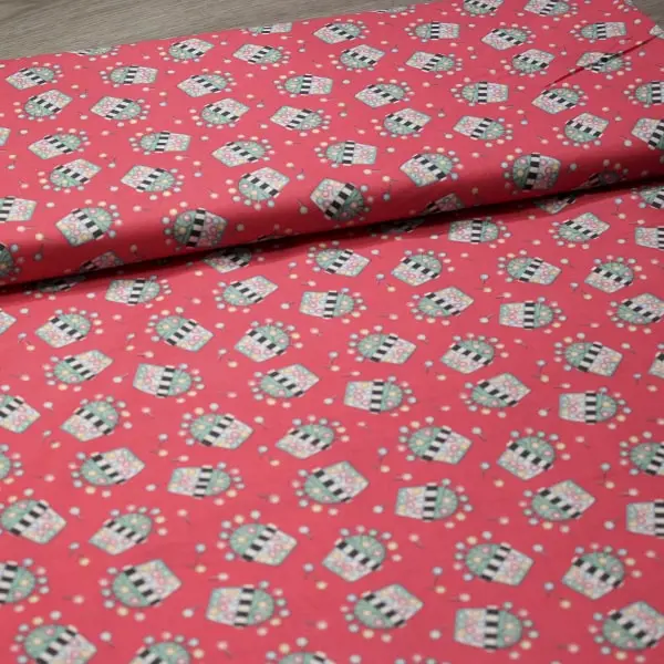 Alfileteros Coral, Tela estampada con alfileteros de diferentes colores sobre fondo coral — vista 3