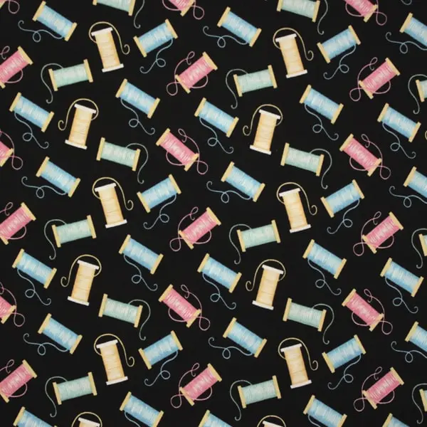 Carretes de Hilo, Tela estampada con carretes de hilo de diferentes colores sobre fondo negro — vista 1