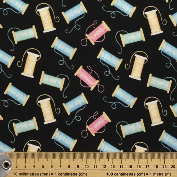 Carretes de Hilo, Tela estampada con carretes de hilo de diferentes colores sobre fondo negro — vista 2