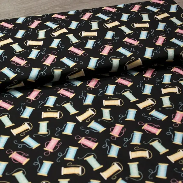 Carretes de Hilo, Tela estampada con carretes de hilo de diferentes colores sobre fondo negro — vista 3