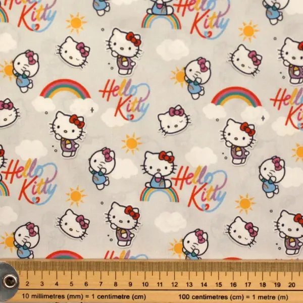 Kitty Arcoíris, La gatita Hello Kitty sobre gris perla y nubes blancas — vista 2