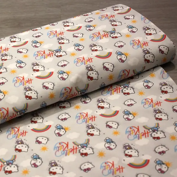 Kitty Arcoíris, La gatita Hello Kitty sobre gris perla y nubes blancas — vista 3