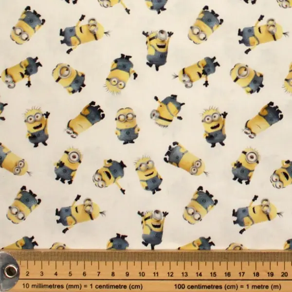 Minions 2, Los famosos Minions en acción sobre fondo blanco — vista 2