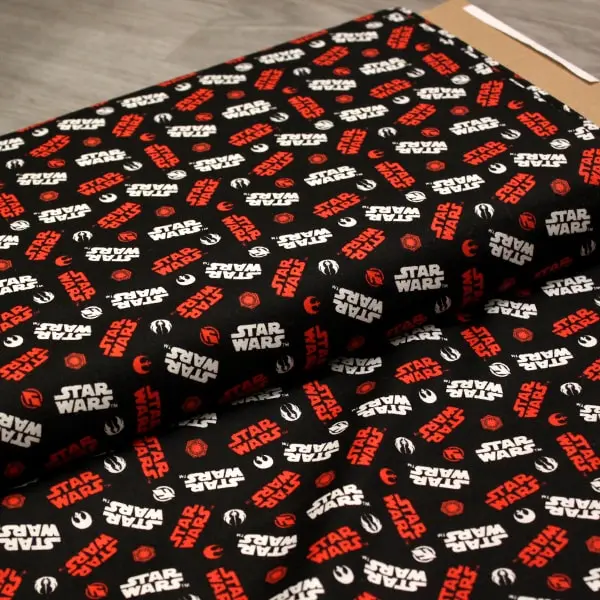 Star Wars Logo, El logo de Star Wars en blanco y rojo estampado sobre negro — vista 3