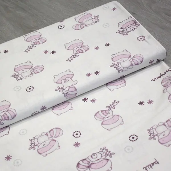 Rosa Mapaches, Estampado de mapaches en tonos rosa palo sobre fondo en crudo — vista 3