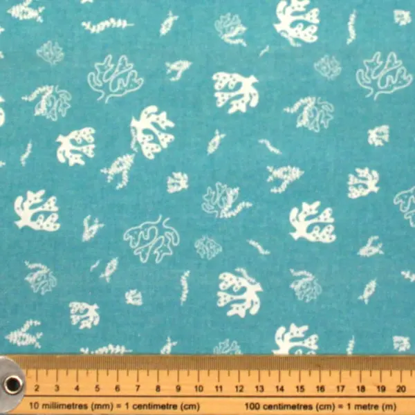 Corales, Corales, algas y peces en blanco sobre el azul del mar — vista 2