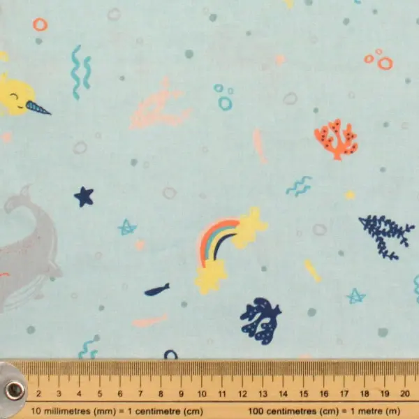 Narvales, Narvales, también conocidos como unicornios del mar, sobre fondo azul — vista 2